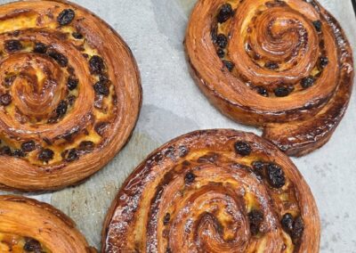 🥐 La viennoiserie maison, tout simplement.Du beurre, du temps, et beaucoup de passion…Chaque vi (1)
